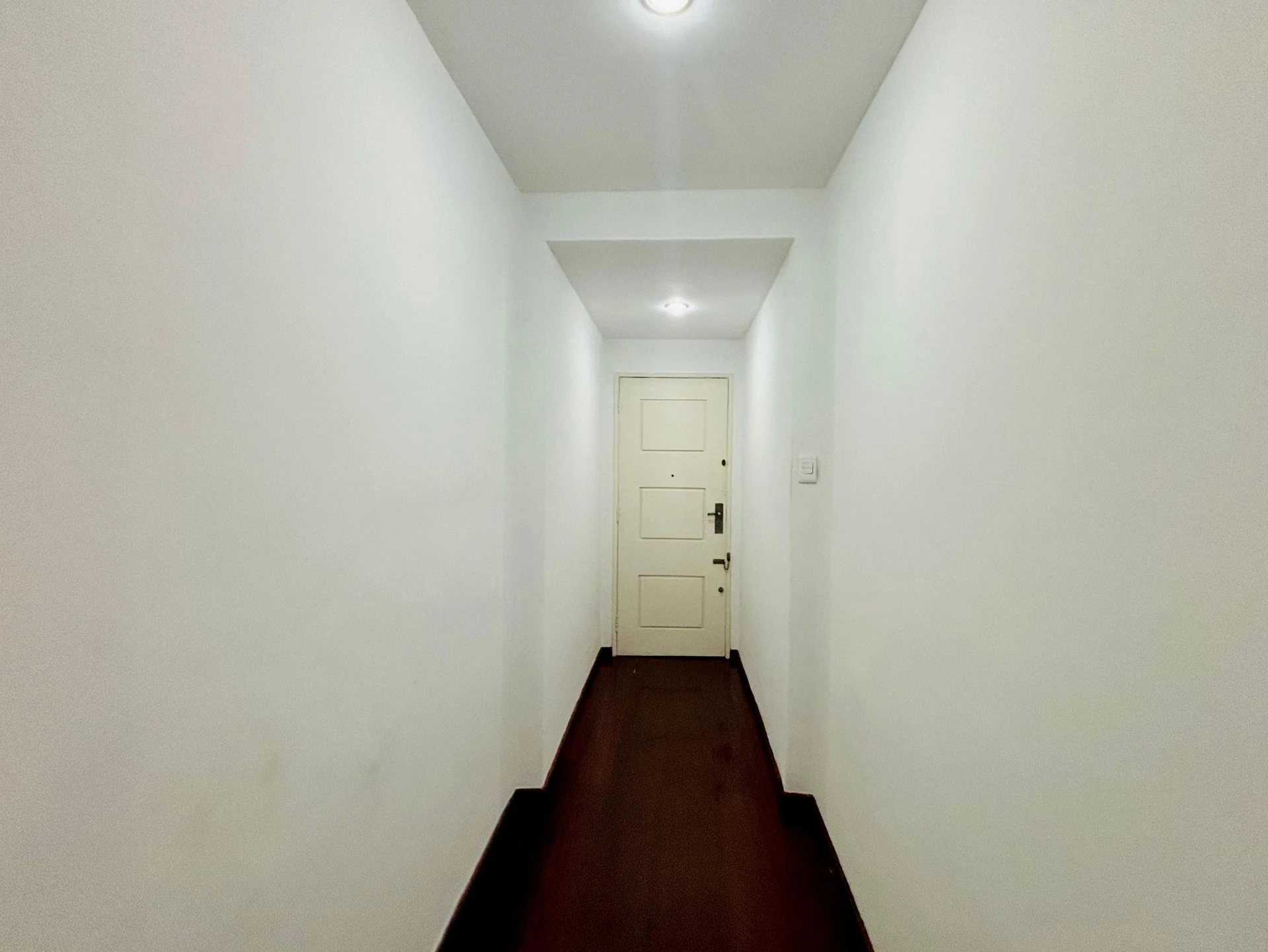 Wood or laminate floors in a 3-bedroom apartment, 110 m² — photo 26