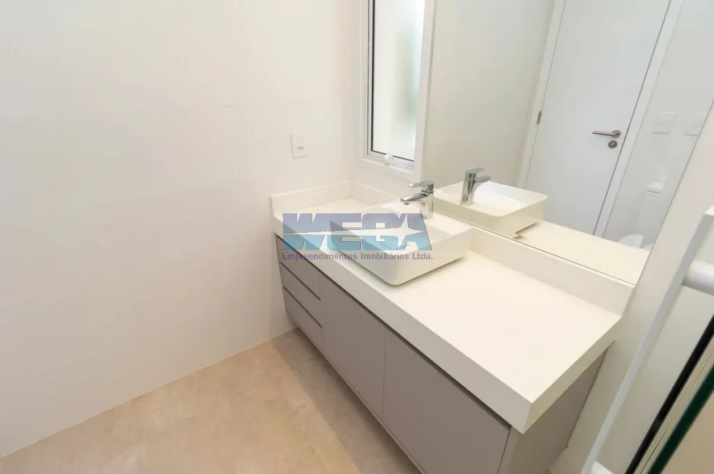 Apartamento com 4 quartos e varanda de vidro fechada — photo 16