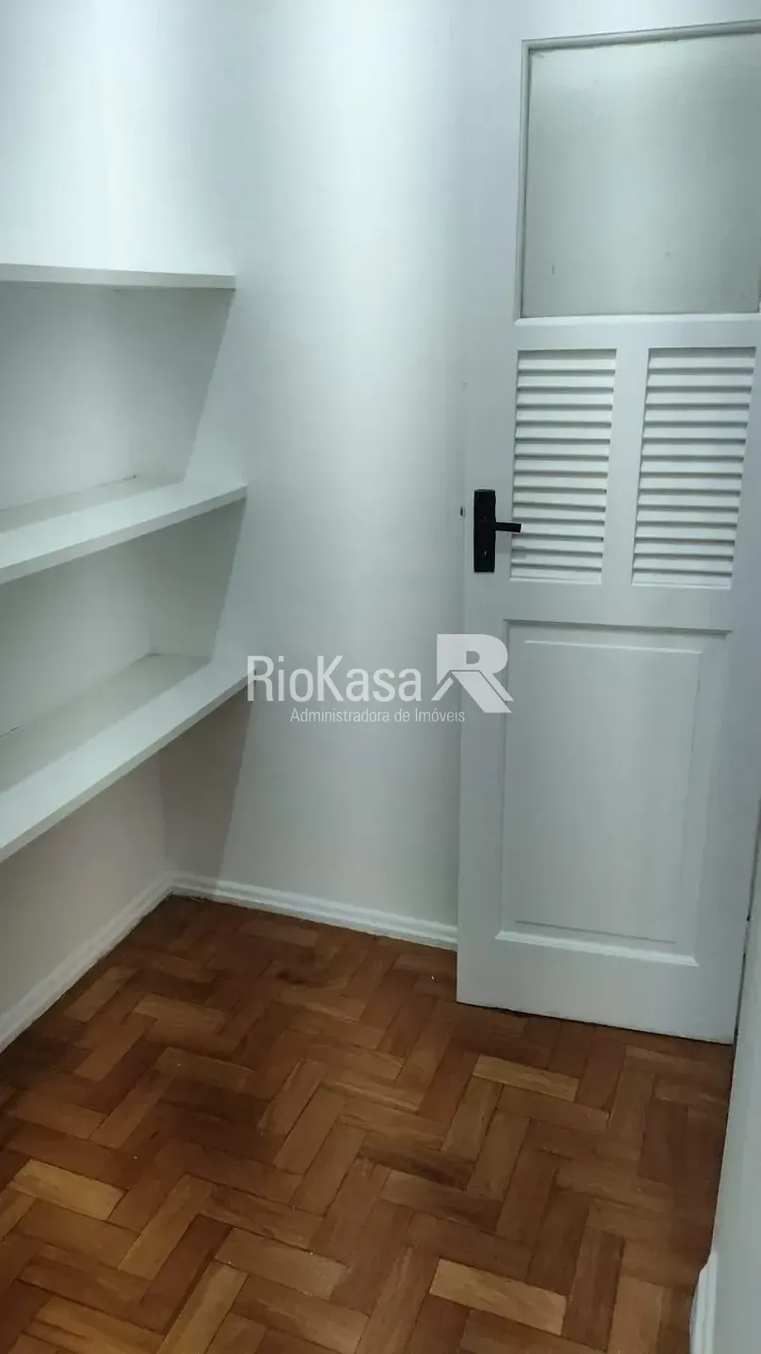 Wood or laminate floors in a 3-bedroom apartment, 85 m² — photo 19