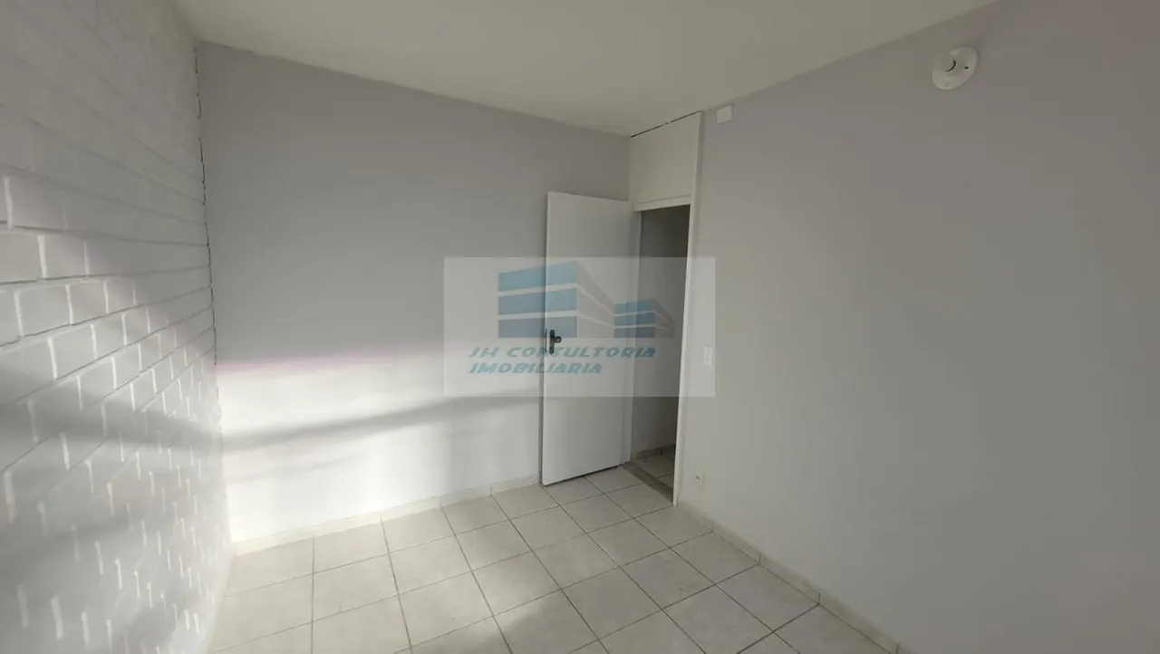 Empty apartment with 2 bedrooms and a gas stove — photo 9