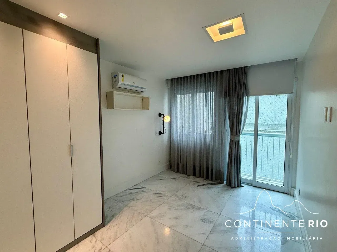3-bedroom apartment with 4 bathrooms and a glass balcony — photo 13