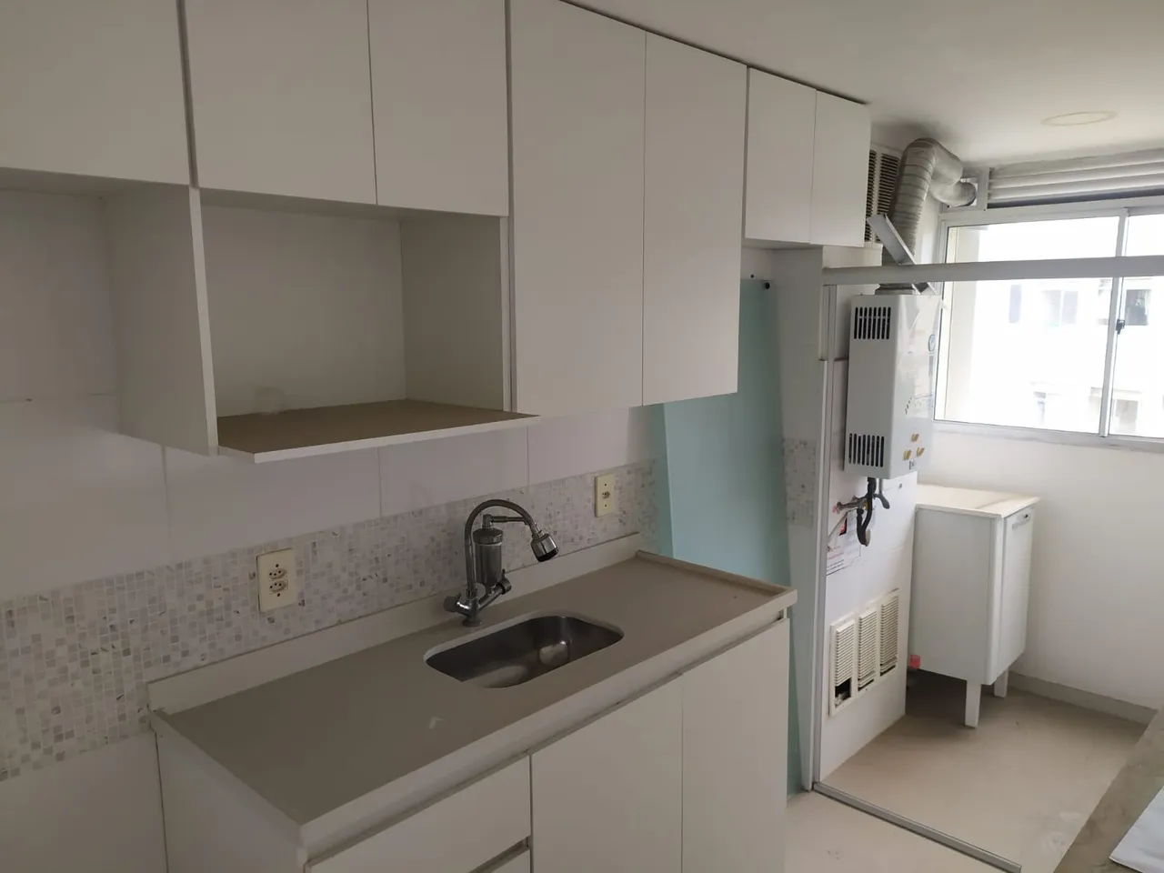Apartamento sem mobília com 2 quartos e cozinha separada