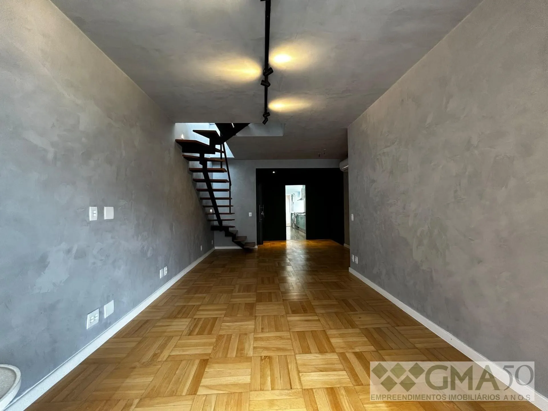 Рабочее место и 2 спальни: квартира 145 м² — photo 23