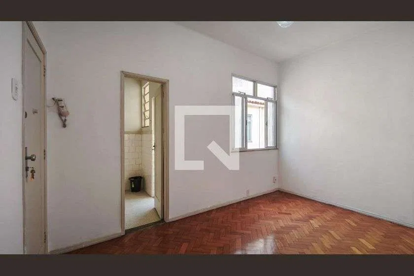 One-bedroom apartment with wood or laminate floors — photo 11