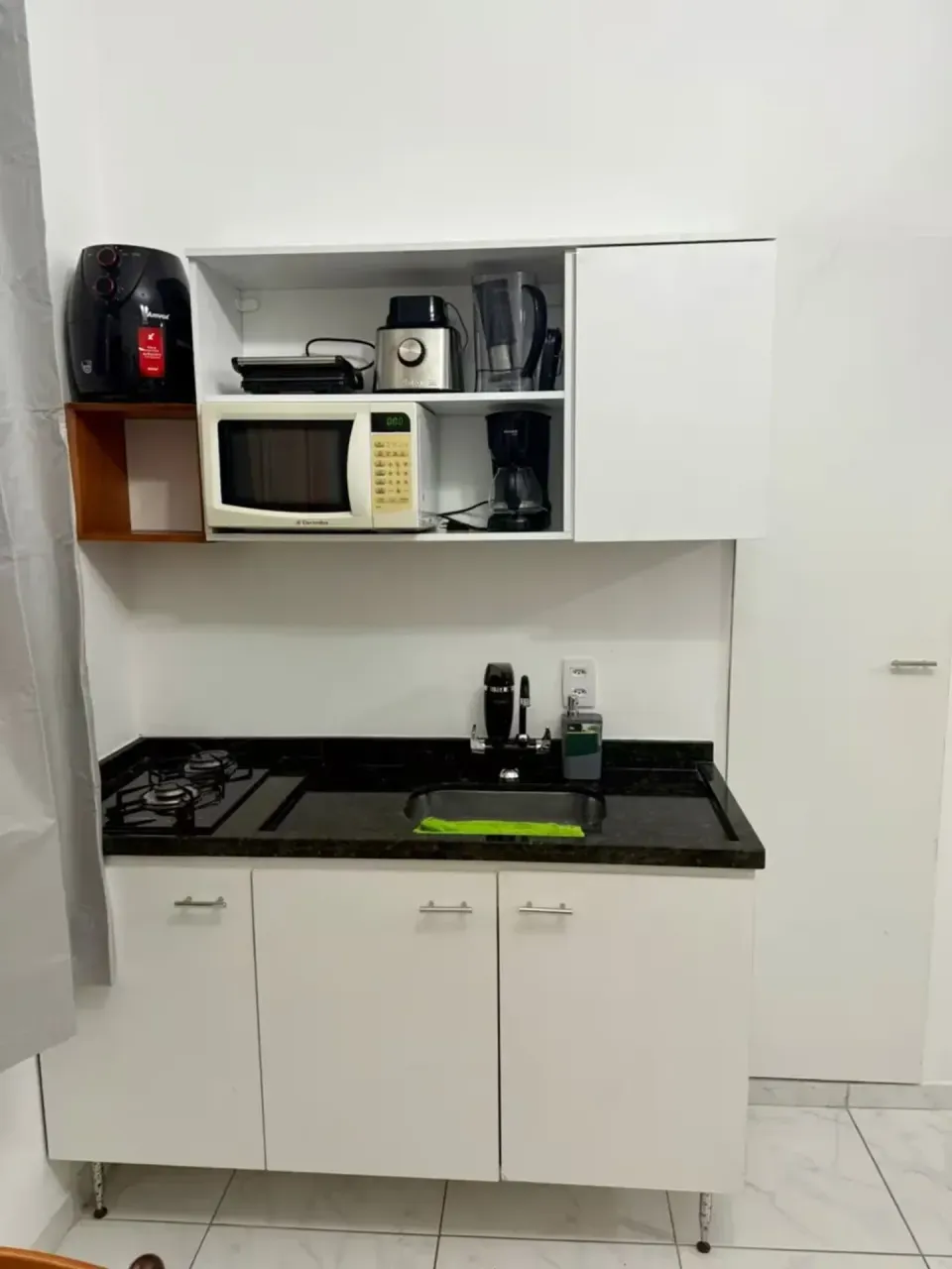 Furnished 1-bedroom apartment with tiled floors — photo 3
