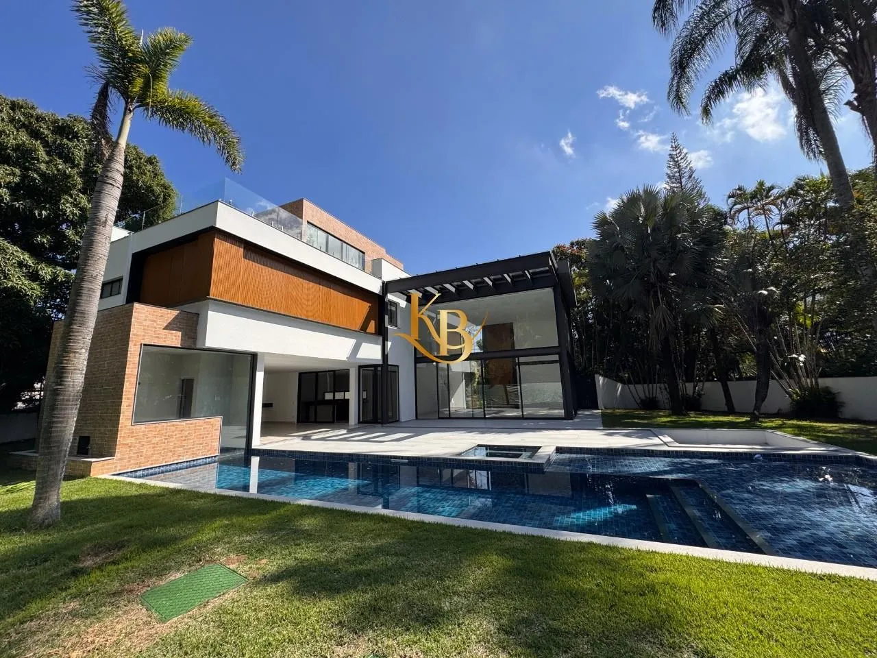 Casa com 5 quartos e área de piscina ao ar livre — photo 6