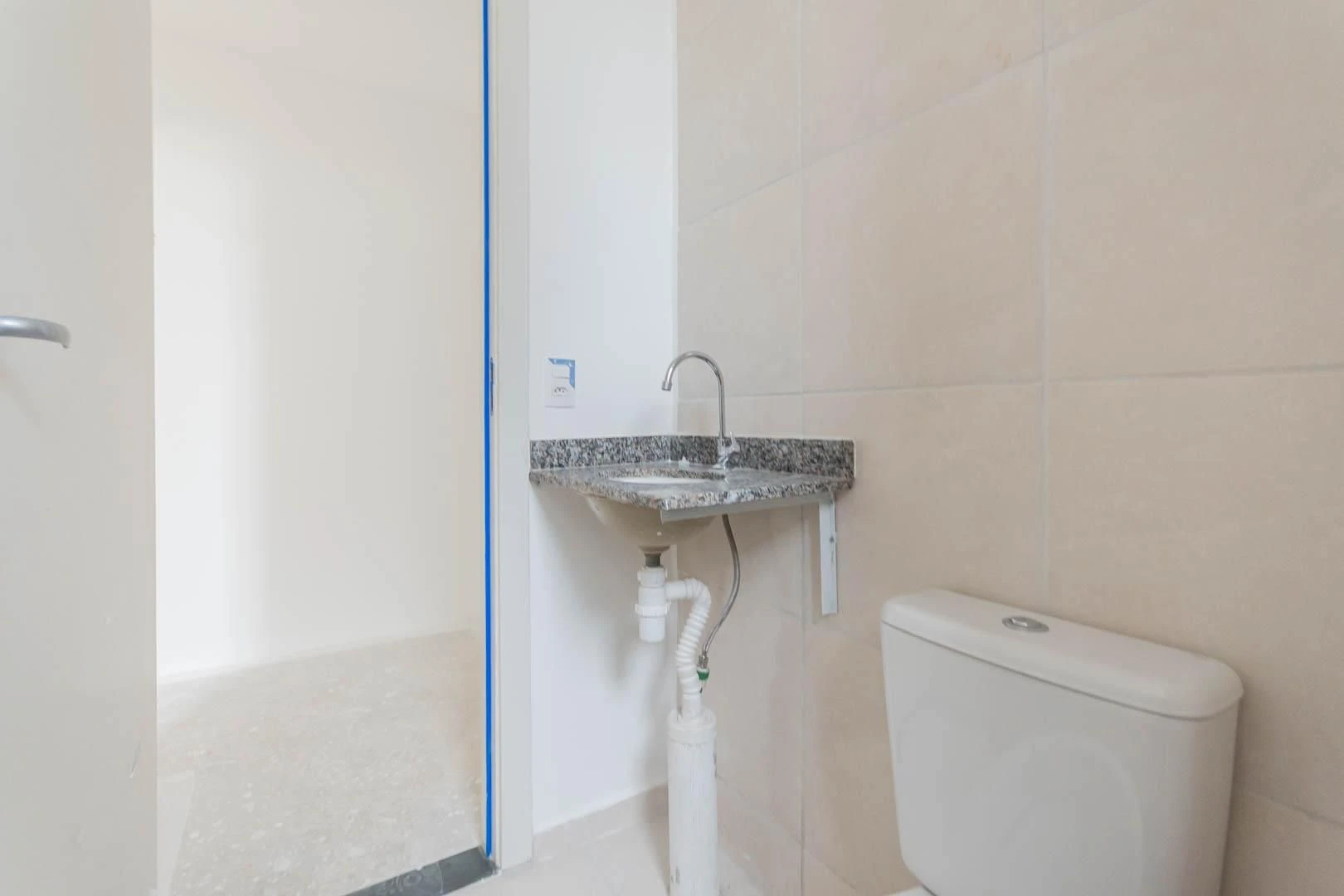 2-bedroom apartment with a suite and a glass balcony — photo 31
