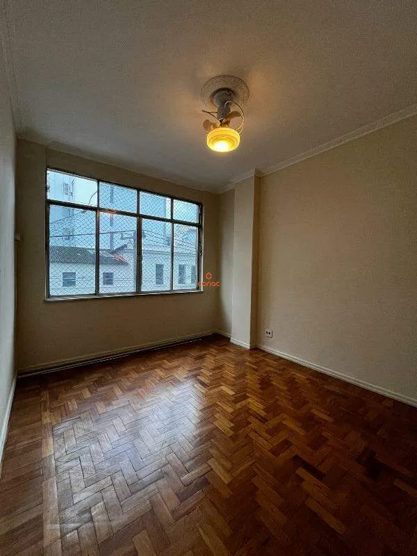 2-bedroom apartment with wood or laminate floors — photo 4