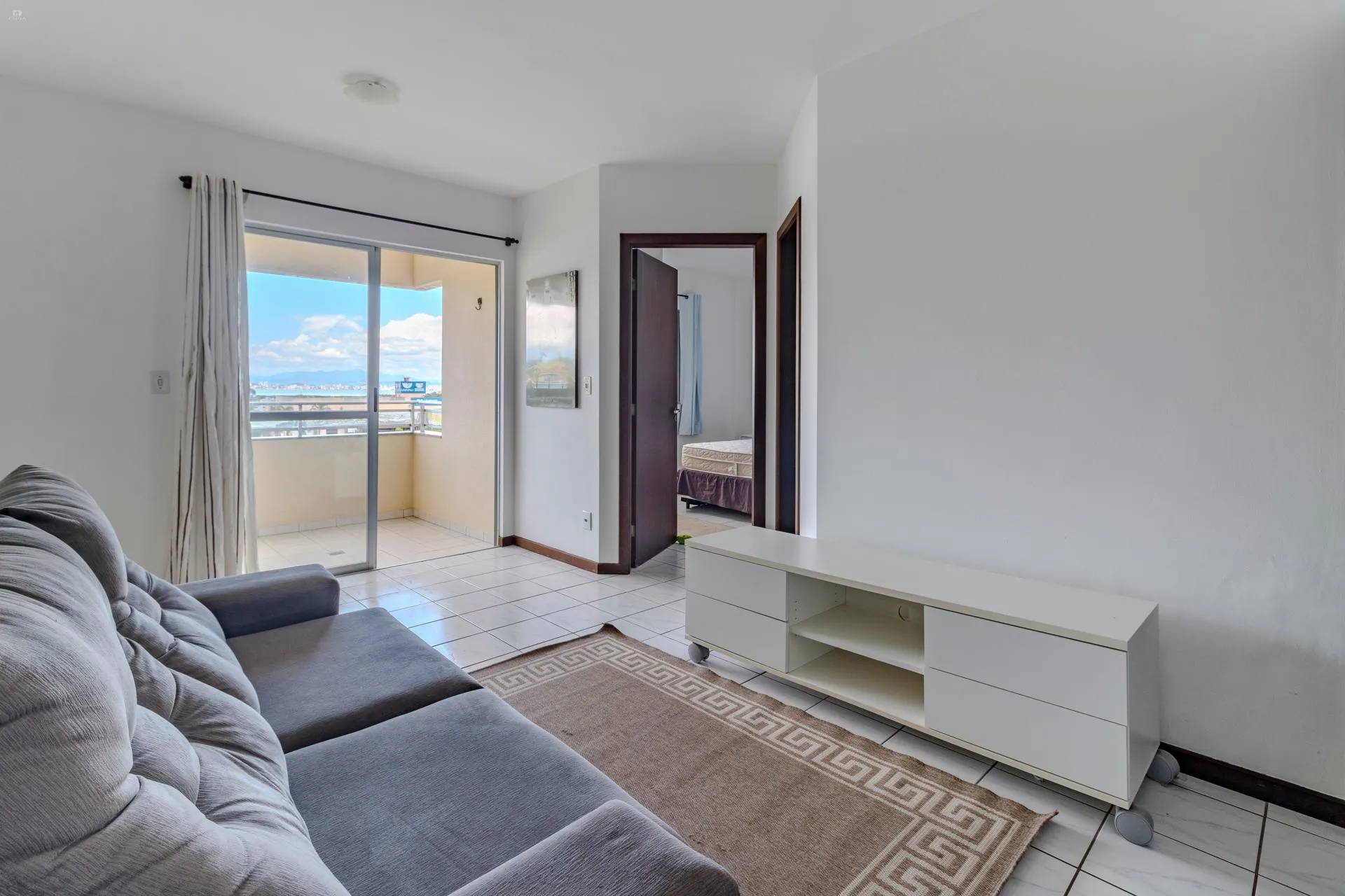 Apartment on the 4th floor with a grill on the balcony