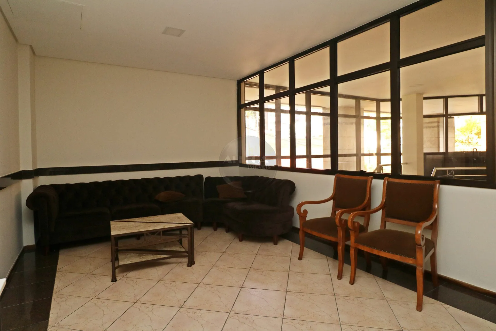 Apartamento com 4 quartos e piso de madeira na sala — photo 54