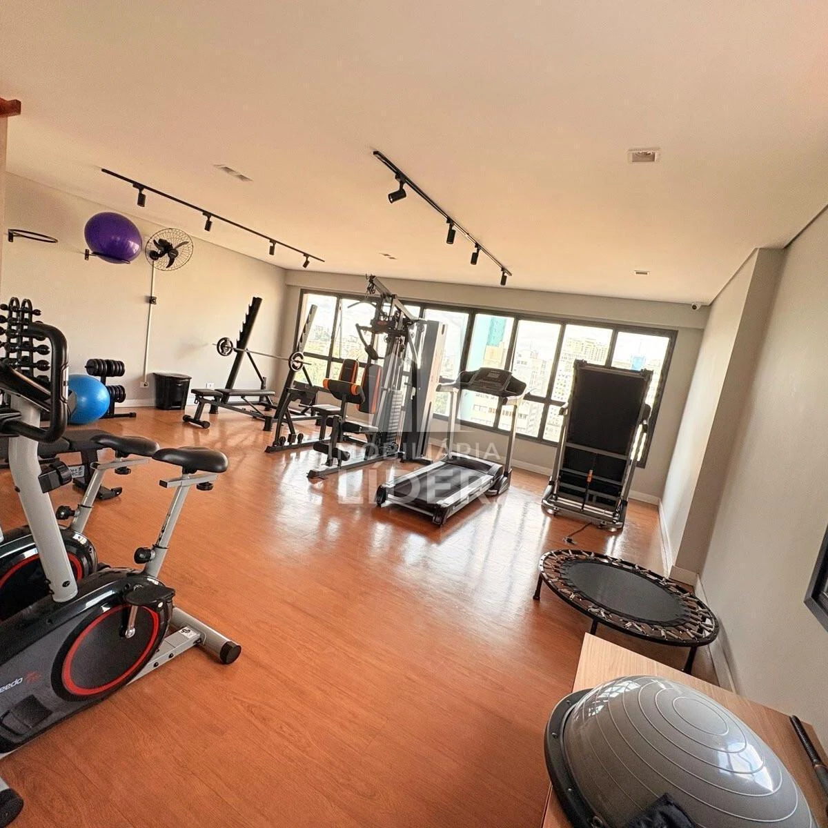 One-bedroom apartment in a building with a coworking space — photo 18
