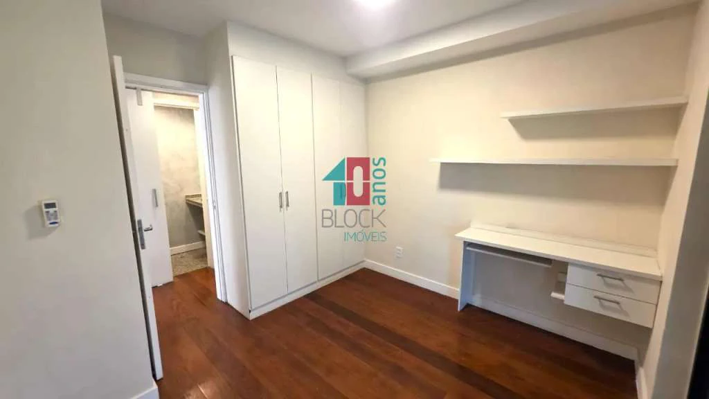 4-bedroom apartment with a glassed-in balcony — photo 10