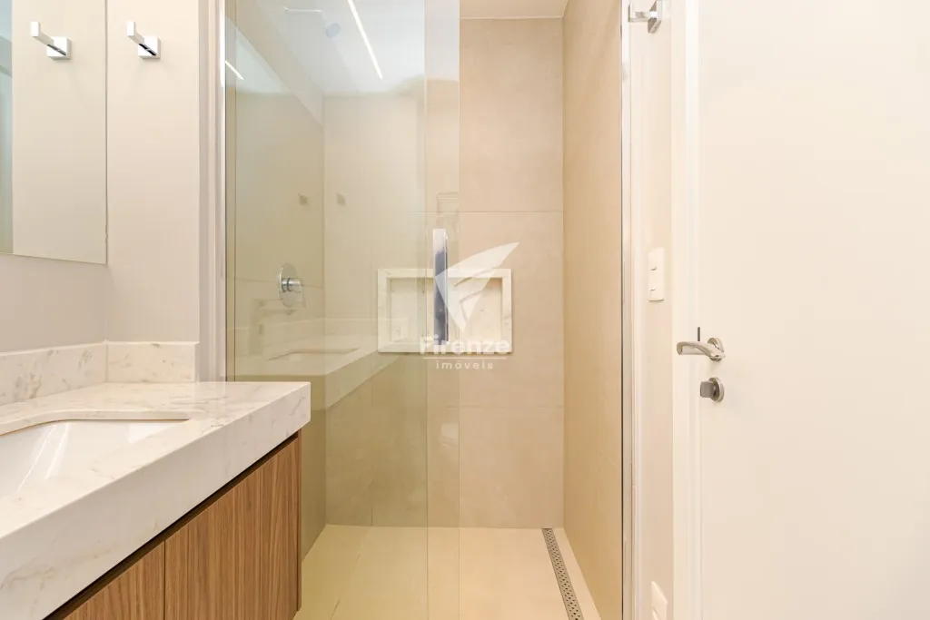 Furnished 1-bedroom apartment with open-plan kitchen