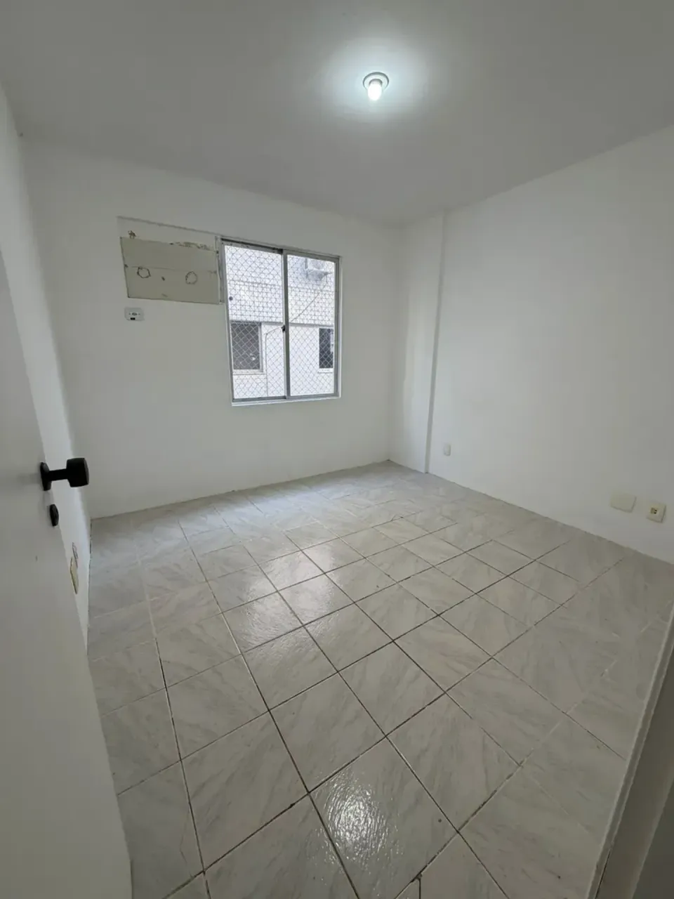 3-bedroom apartment with 2 bathrooms and glass shower — photo 3