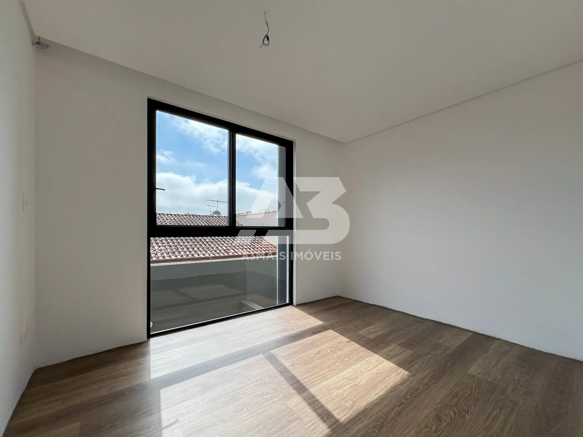 Glass-enclosed balcony in a 3-bedroom house, 137 m² — photo 15
