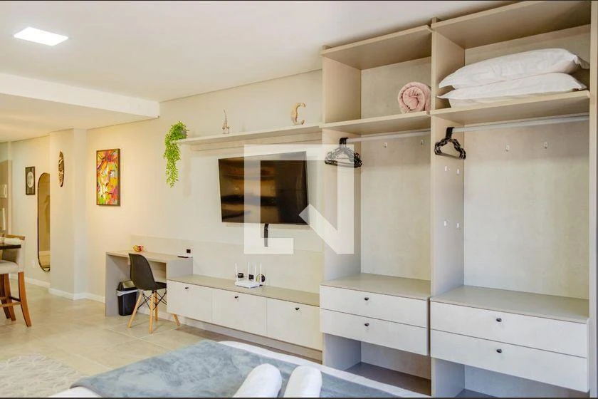 Furnished studio kitnet with kitchen-dining open plan — photo 6