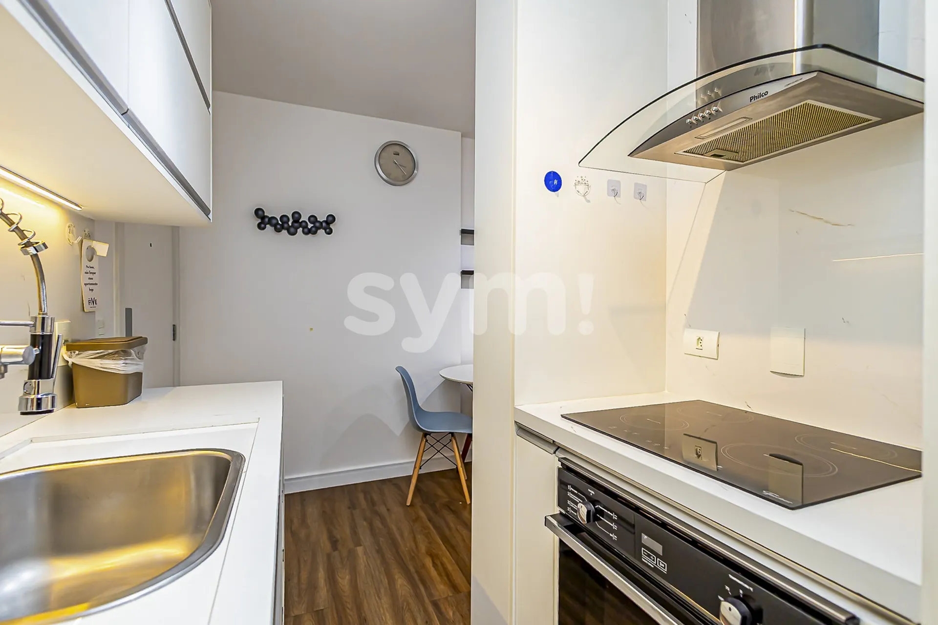 Furnished 1-bedroom apartment with a glass-enclosed balcony — photo 8