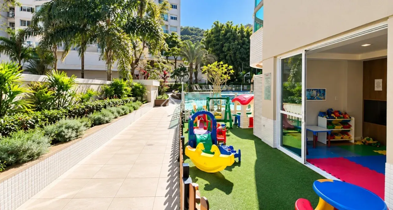 Balcony with a grill in a 4-bedroom apartment, 125 m² — photo 25