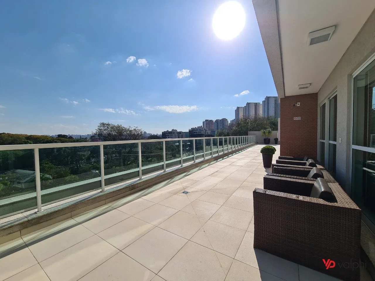 Furnished 2-bedroom apartment with enclosed balcony — photo 62