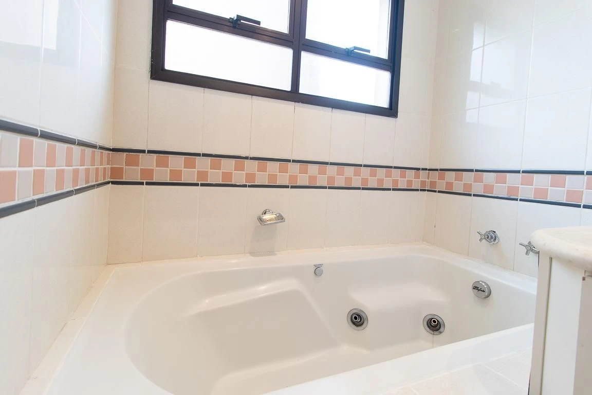 3-bedroom apartment with a bathtub in Curitiba — photo 44