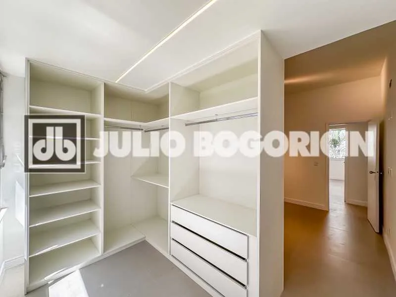 Walk-in closet in a 3-bedroom apartment, 110 m² — photo 11