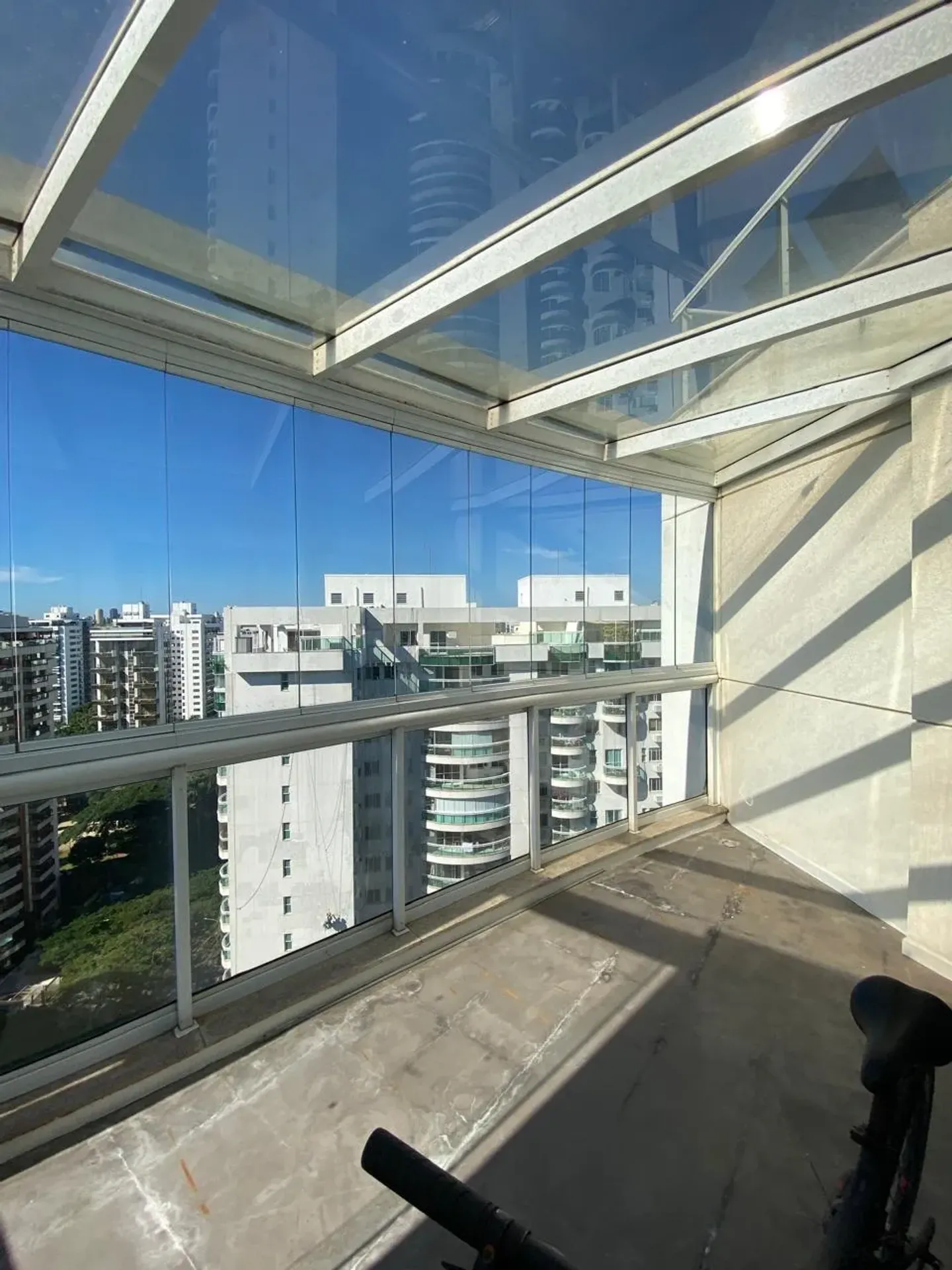 Furnished apartment with 4 bedrooms and a closed kitchen — photo 28