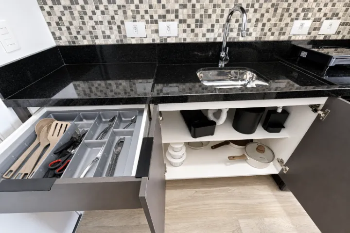 Estudio amueblado con balcón y ducha con mampara de vidrio — photo 4