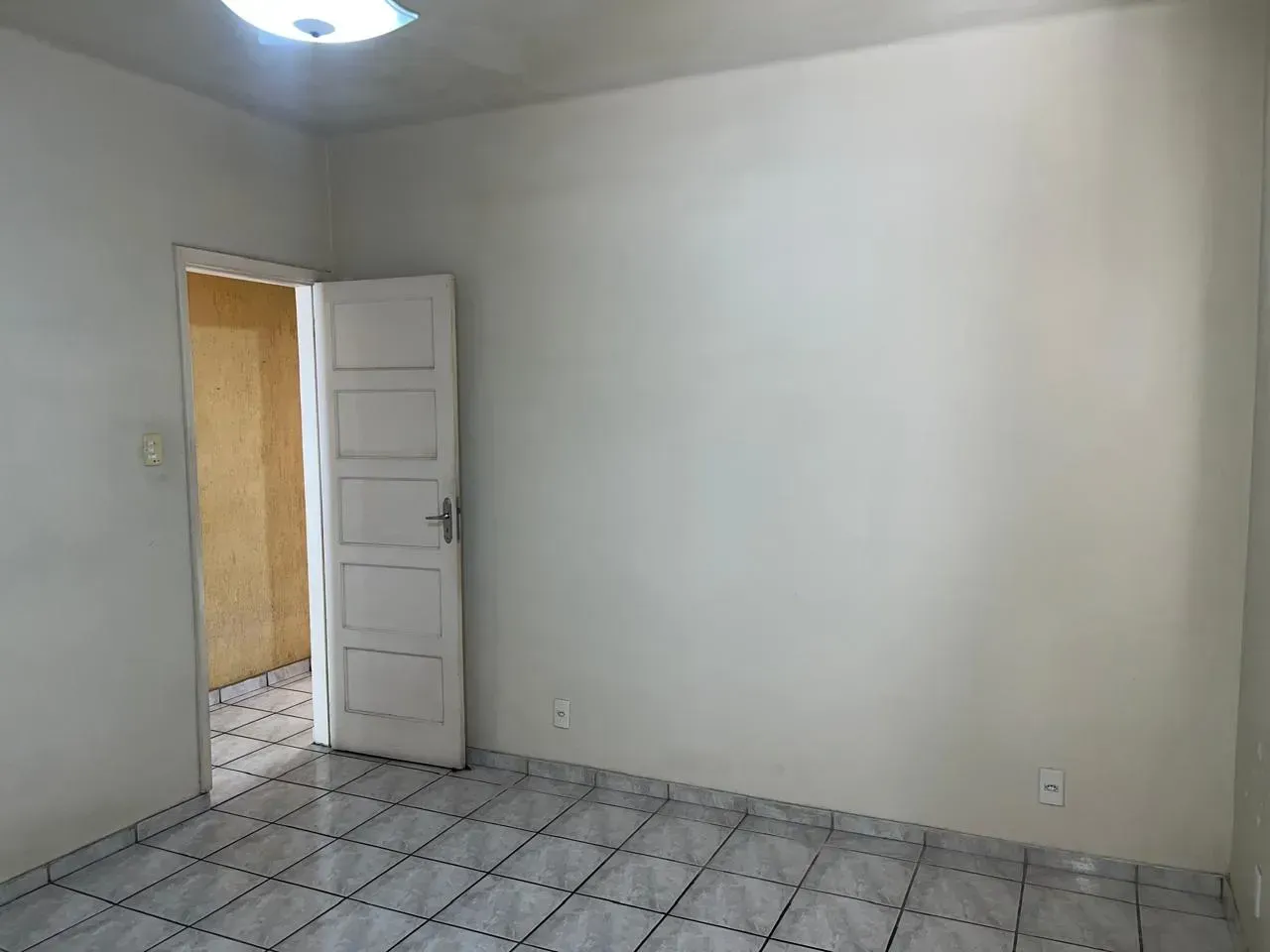 Casa com 4 quartos e cozinha fechada com armários — photo 7