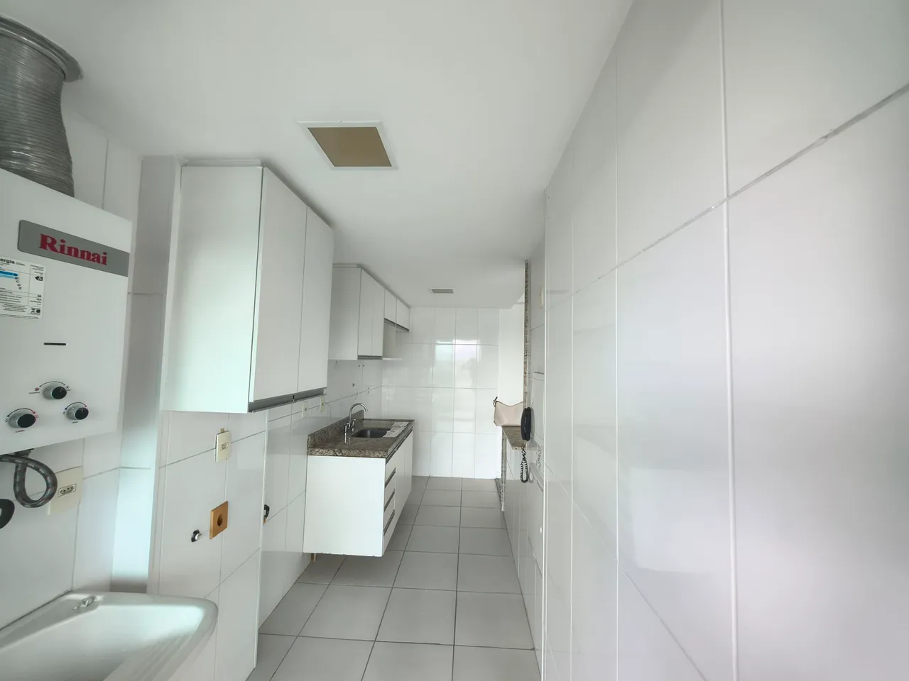 2-bedroom apartment in a building with a gym — photo 13