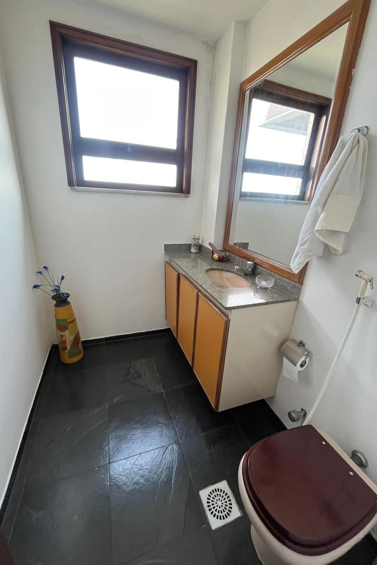 Furnished 3-bedroom apartment with laundry area — photo 59