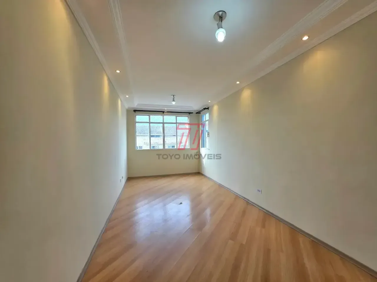 71 m² apartment with 2 bedrooms and wood floors — photo 2