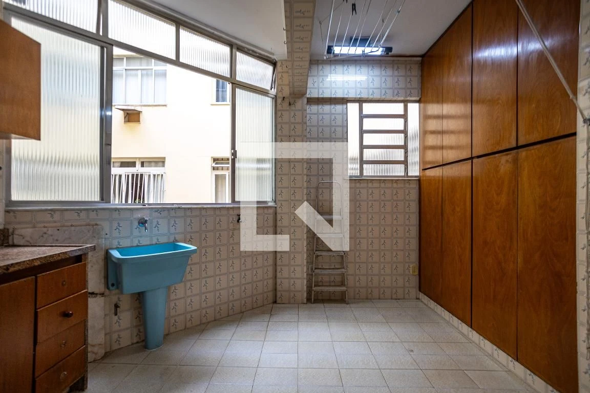 Wood or laminate floors in a 3-bedroom apartment, 85 m² — photo 22