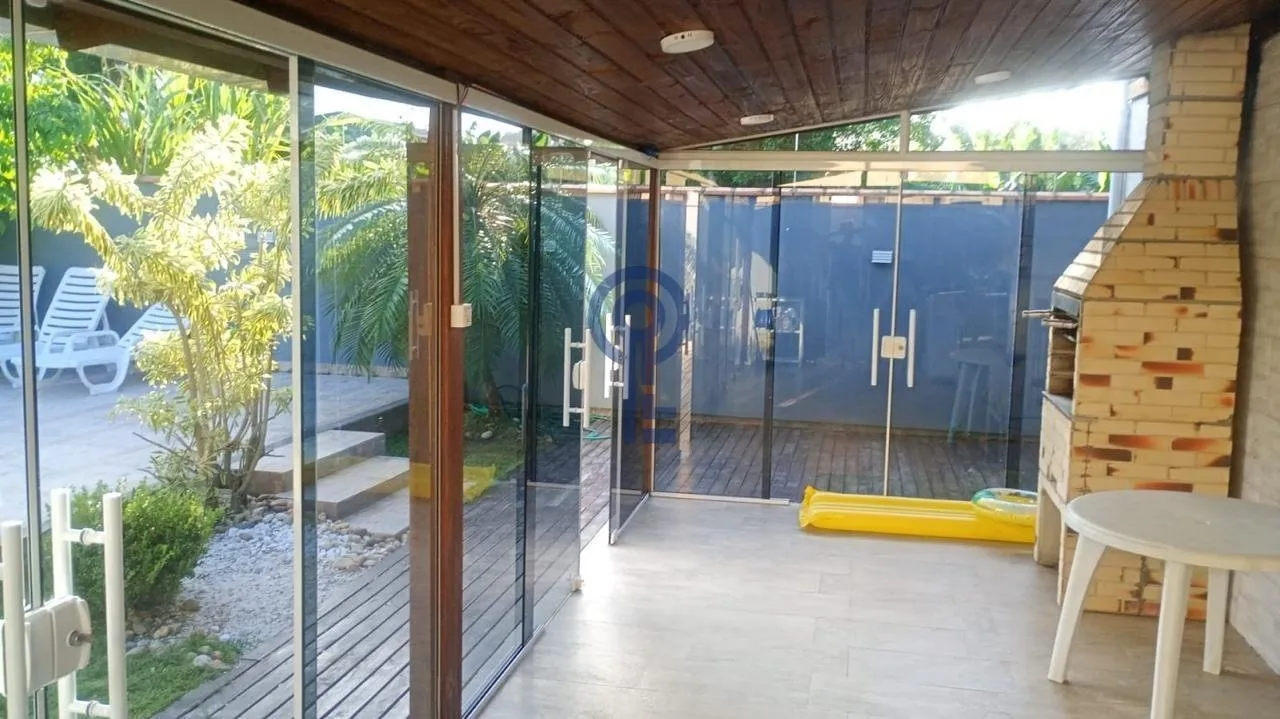3 en-suite bedrooms in a 240 m² house with balcony — photo 11