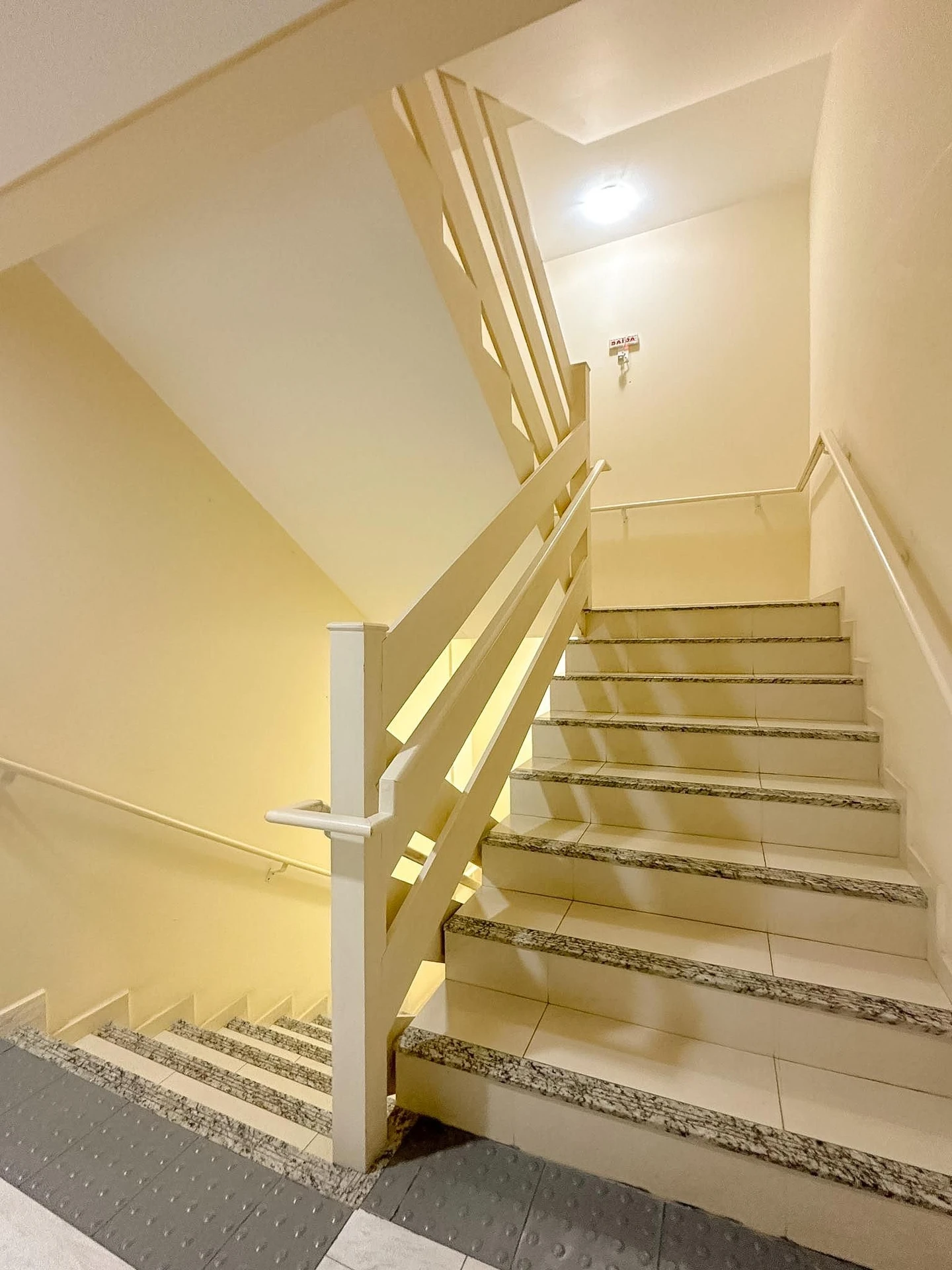 Furnished apartment, 92 m², with a grill on the balcony — photo 52