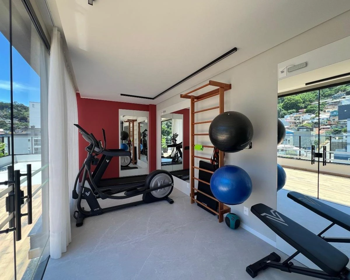 One-bedroom apartment with a grill on the balcony — photo 34