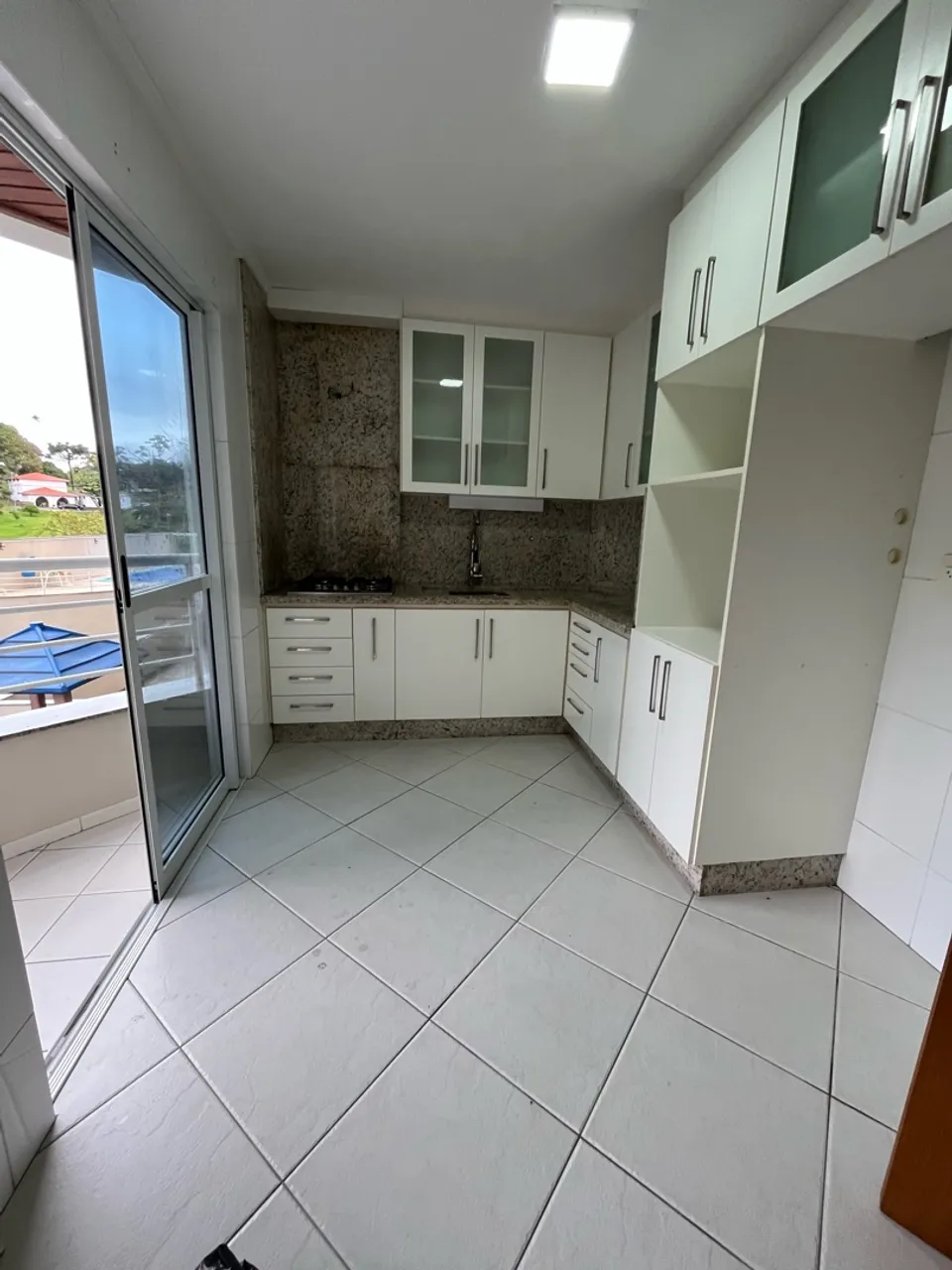 4-bedroom apartment in a building with a pool — photo 3