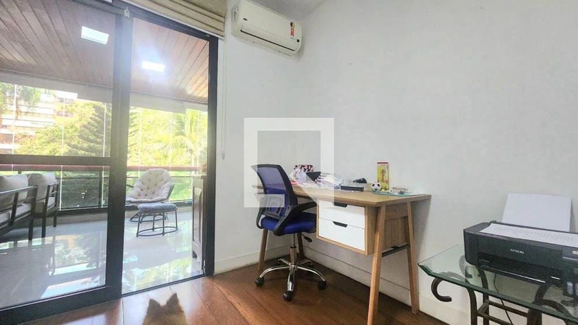 Home office in a 4-bedroom apartment, 220 m² — photo 24