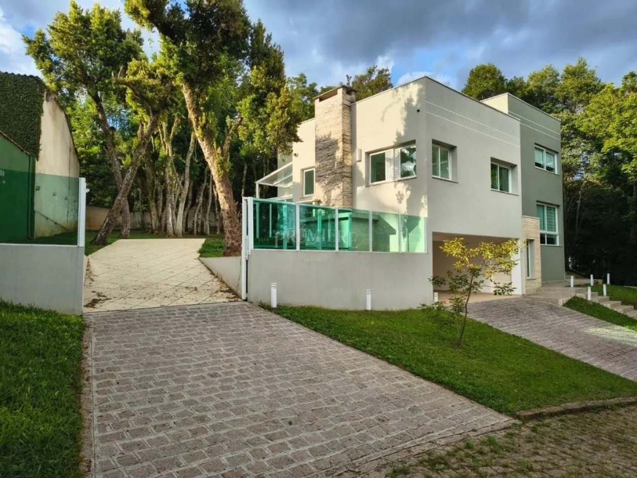 House with 5 bedrooms and a balcony in 400 m²