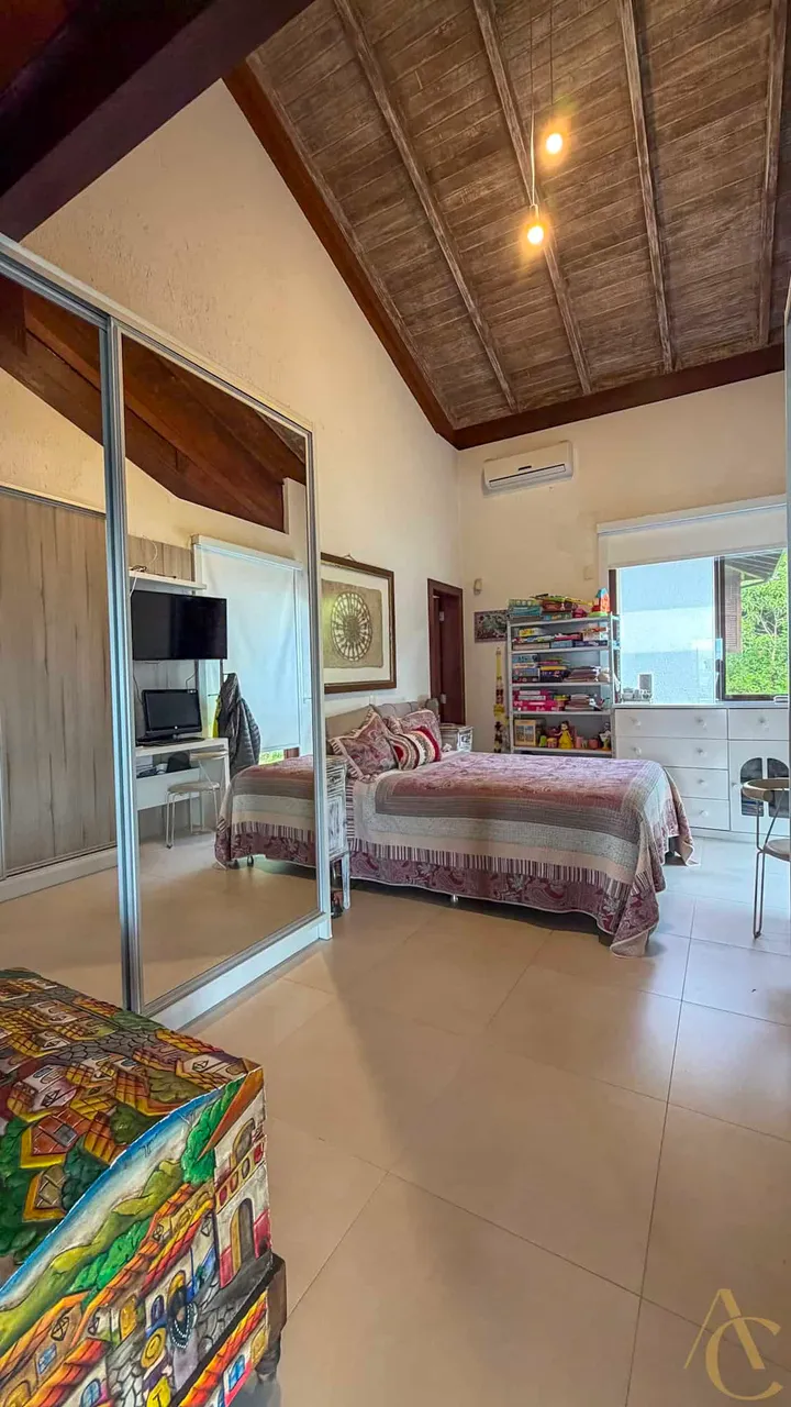House, 689 m², with floor-to-ceiling windows — photo 14
