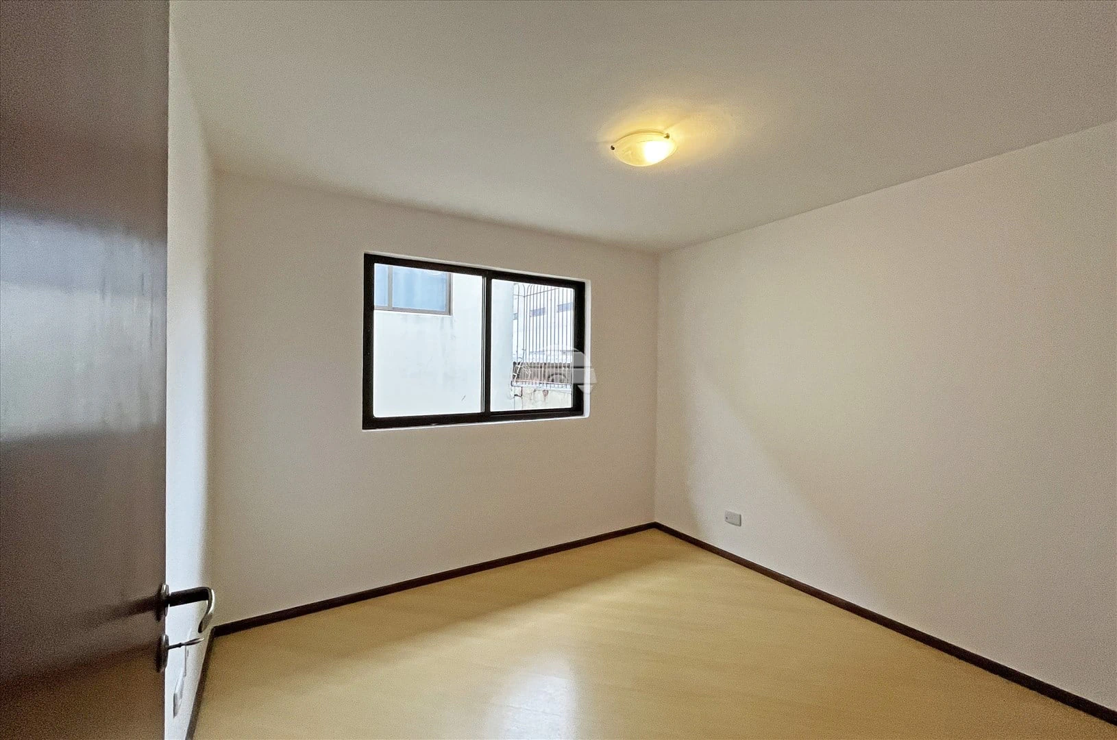 2-bedroom apartment with wood or laminate floors — photo 9