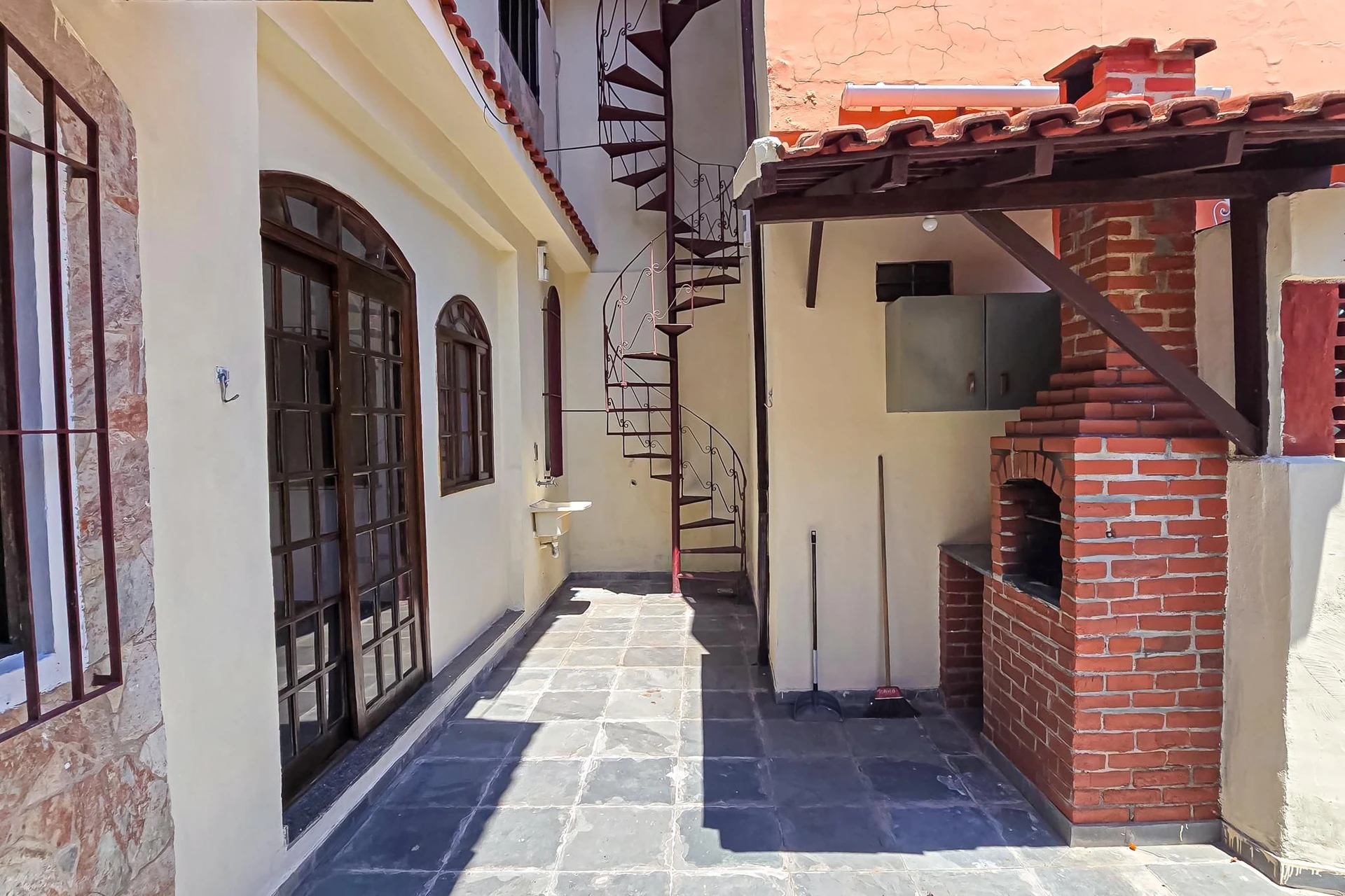 House, 240 m², with a jacuzzi — photo 37
