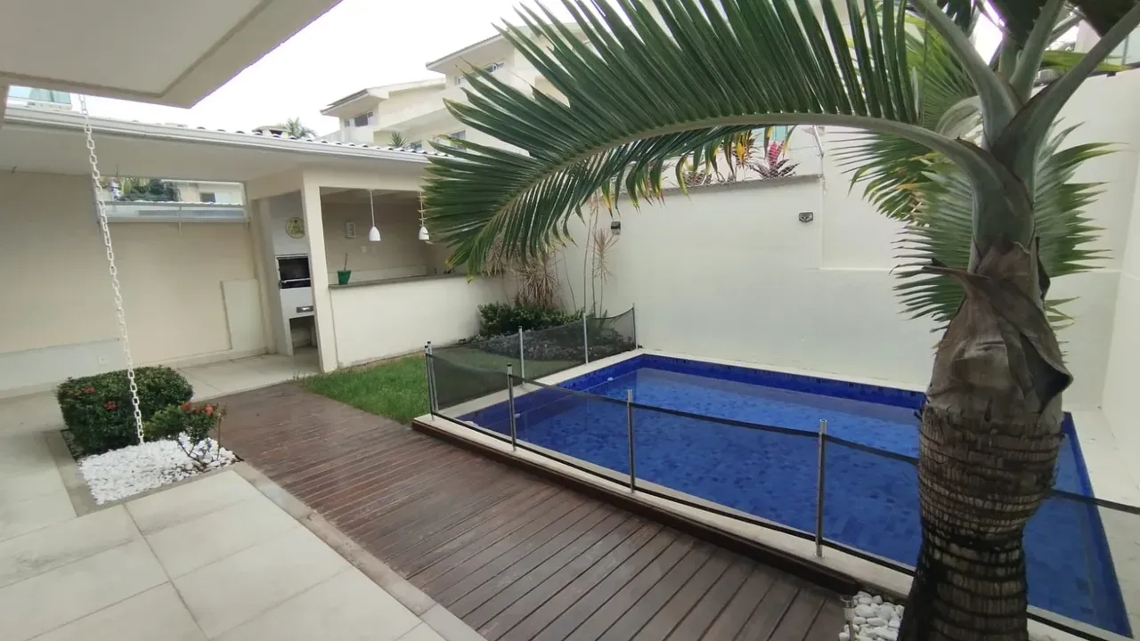 Balcony with a grill in a 5-bedroom house, 220 m² — photo 43
