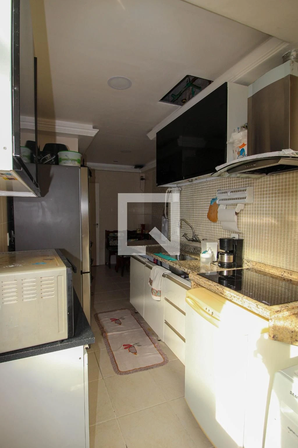 3-bedroom unfurnished apartment with laundry area — photo 2