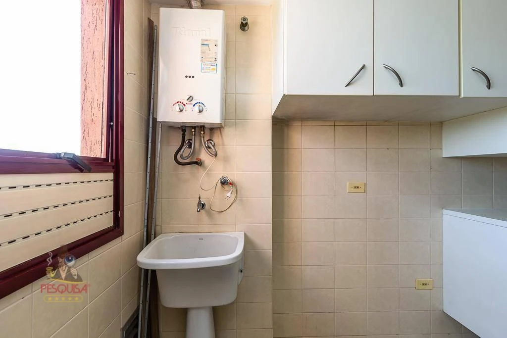 2-bedroom apartment with wood or laminate floors in Curitiba — photo 10