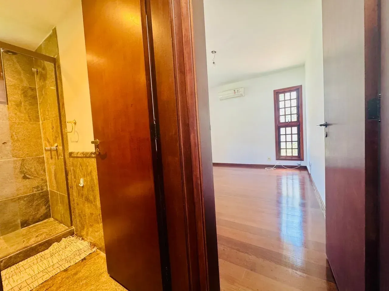 House with 5 suites and an integrated kitchen — photo 53