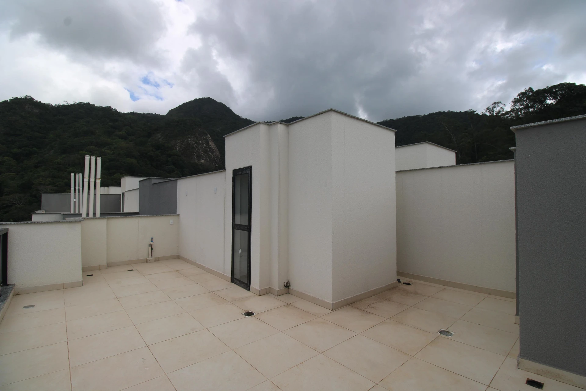 Unfurnished 2-bedroom apartment with balcony and private garden — photo 3