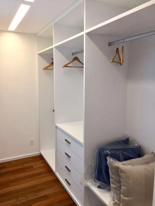 Unfurnished 2-bedroom apartment with a compact kitchenette — photo 4