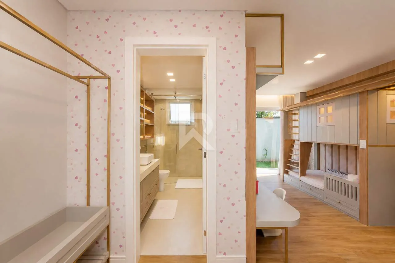 Furnished 635 m² house with 4 en-suite bedrooms and parking — photo 21