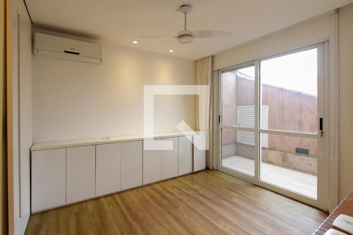 Walk-in closet in a 3-bedroom apartment, 200 m² — photo 19