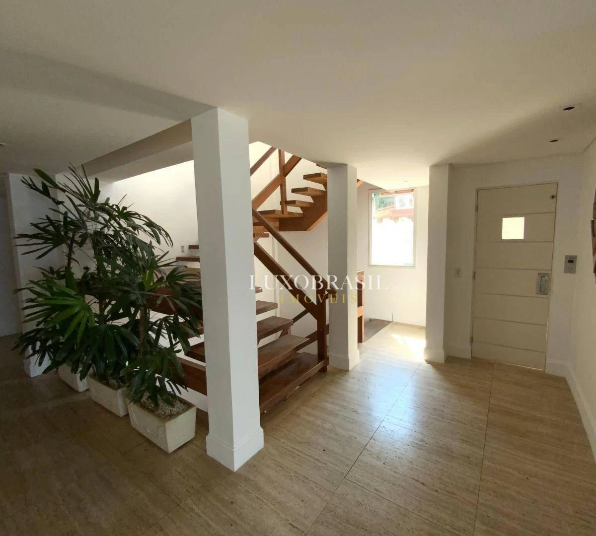 Apartment with 4 suites and access to shared pool — photo 23